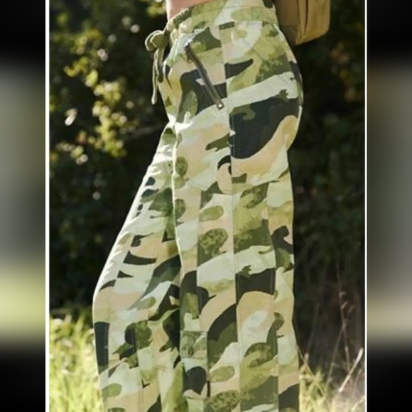 Free People Movement Stadium Camouflage Print Pants. Size L NWOT. R148 - Picture 3 of 12